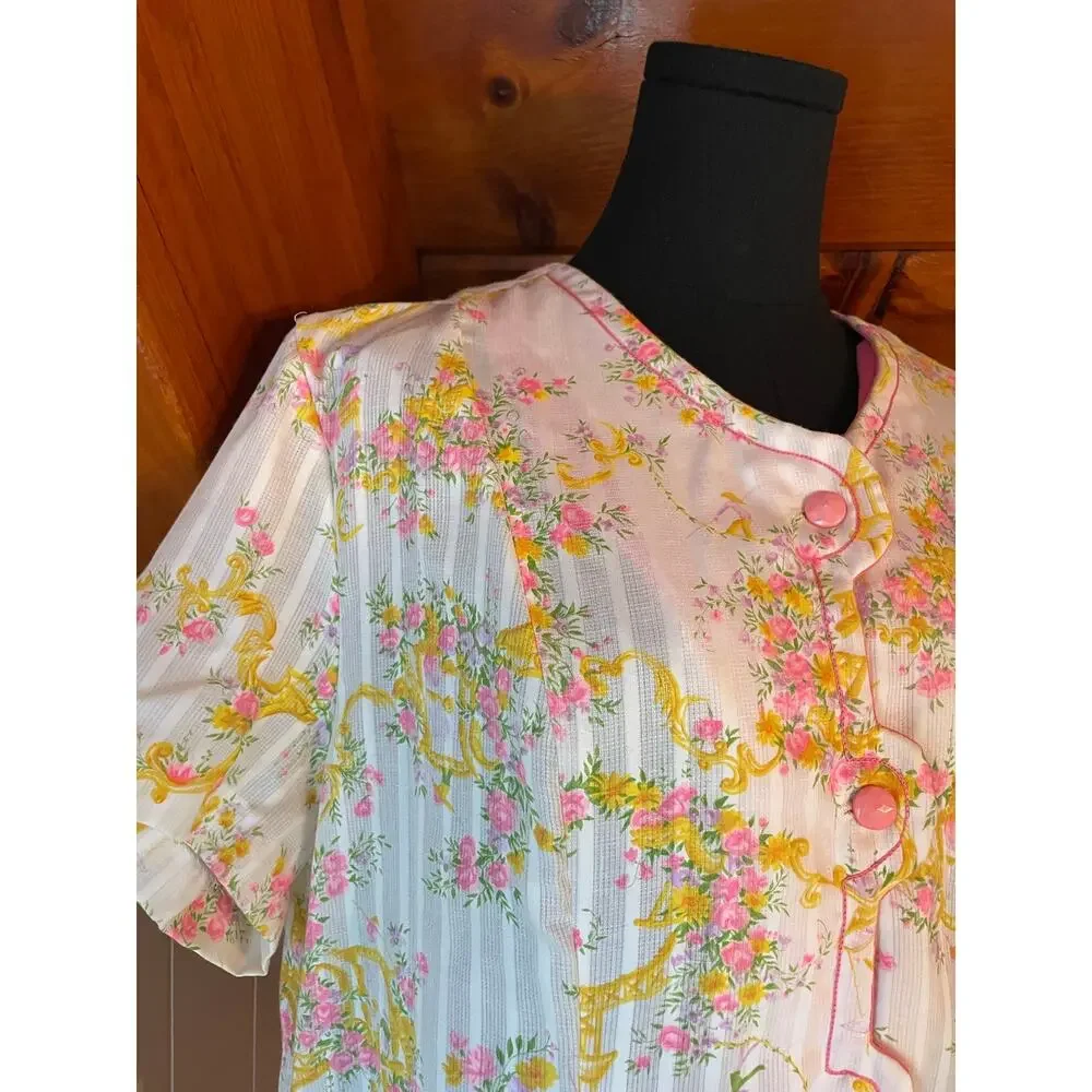 Vintage 60s Lightweight Nightgown w/ Floral & Gold Birdhouse Embellishment sz M